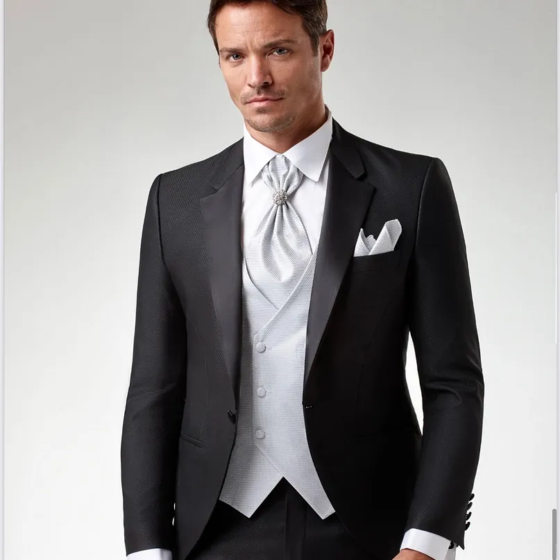 traje elegante color negro y blanco