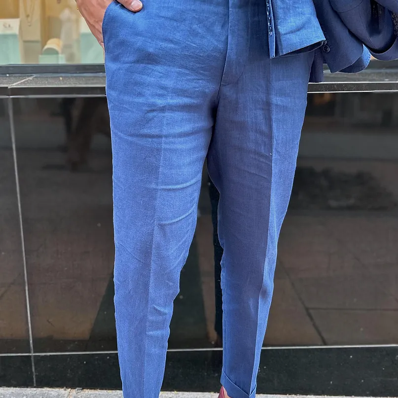 traje de hombre elegante color azul