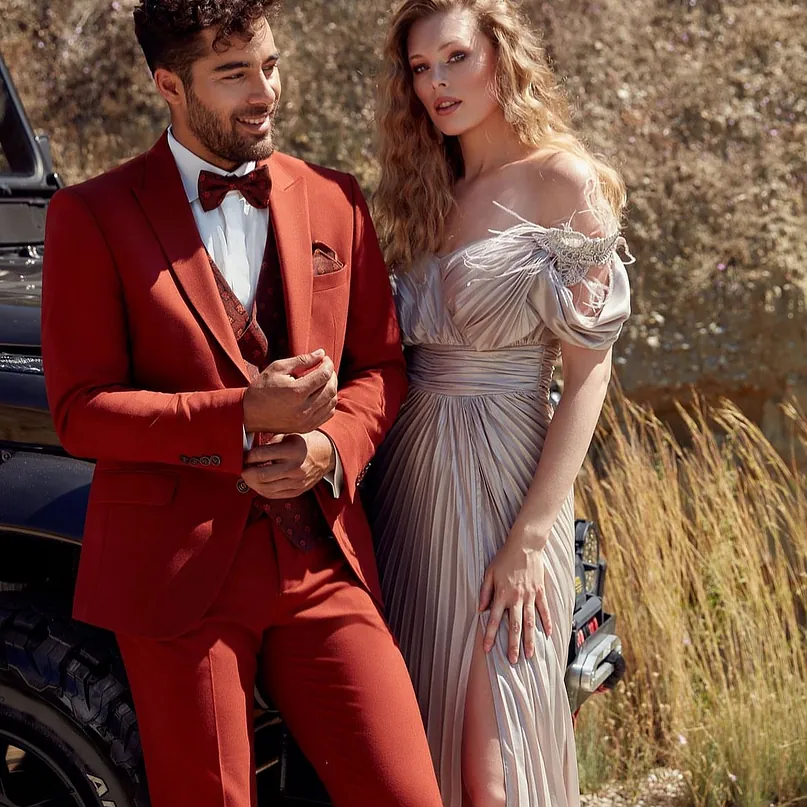 pareja con vestidos elegantes