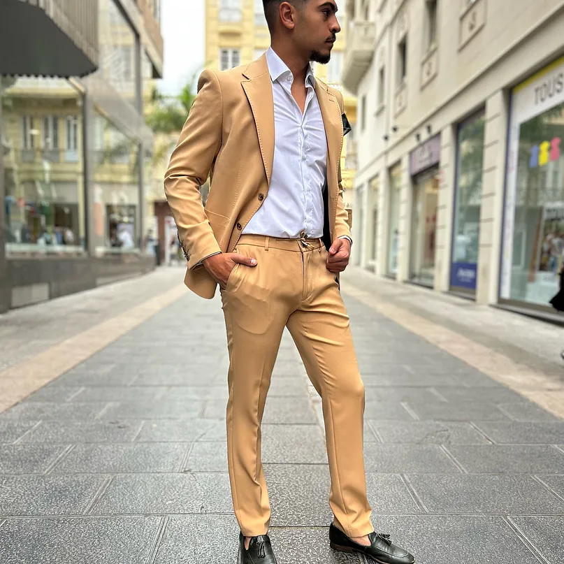 traje de hombre elegante color amarillo