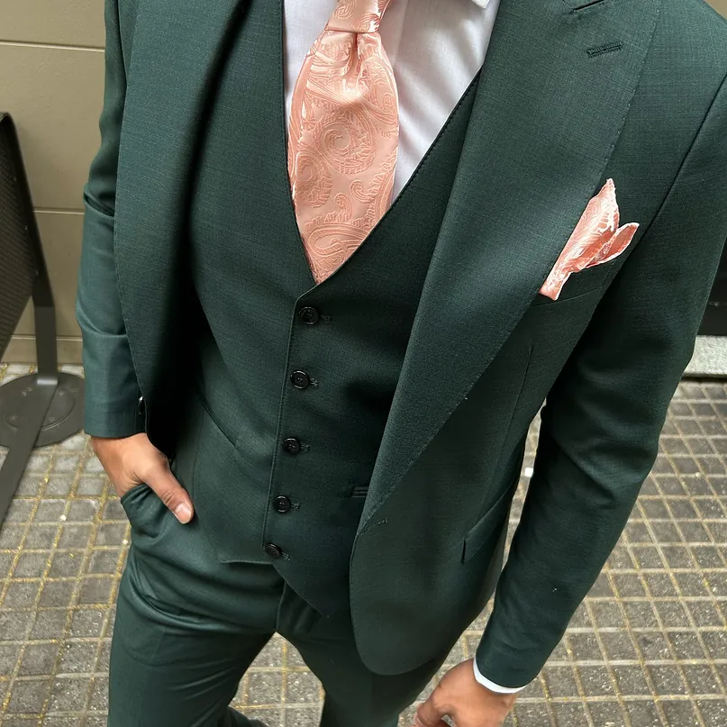 traje de hombre elegante verde oscuro