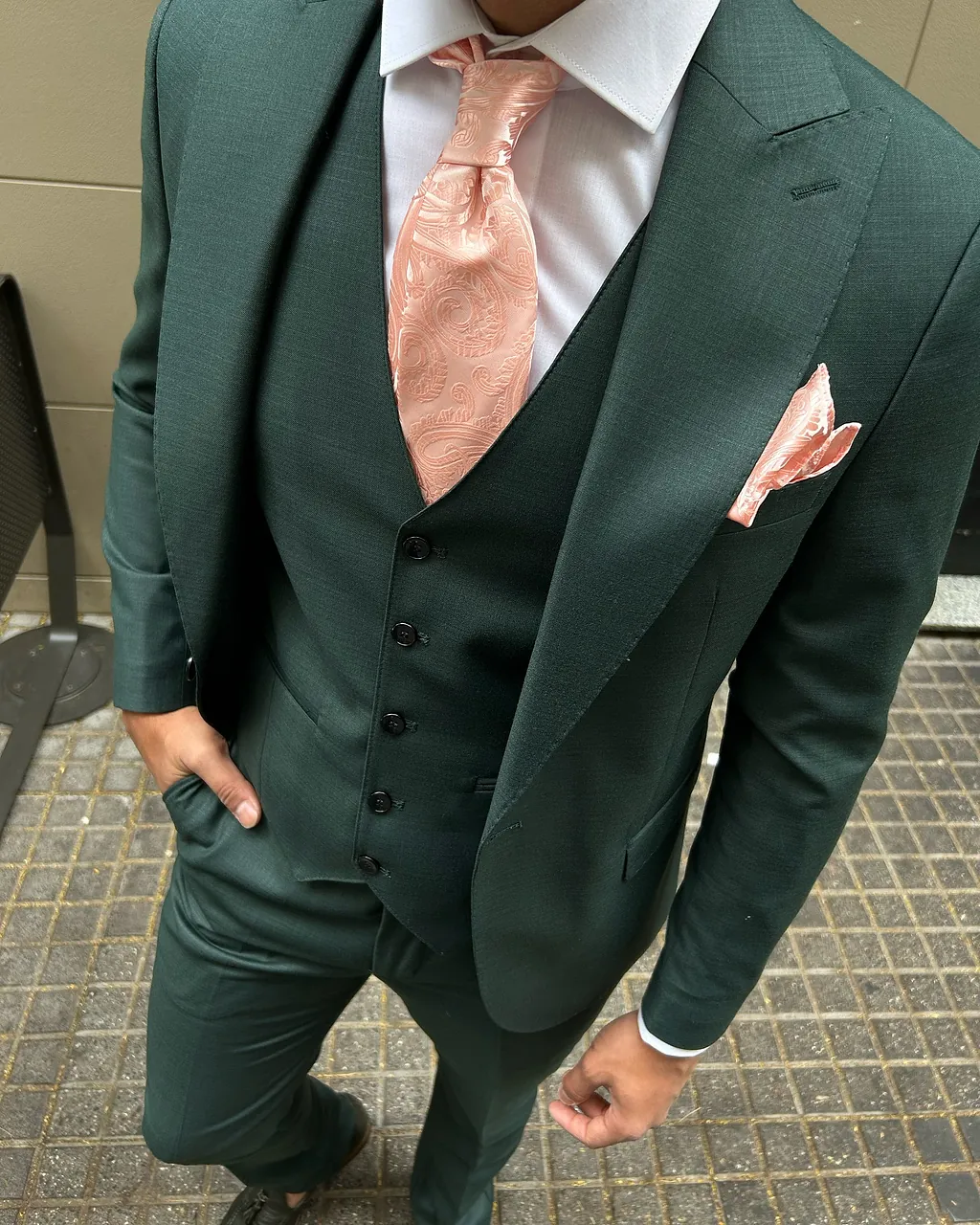 hombre con taje elegante