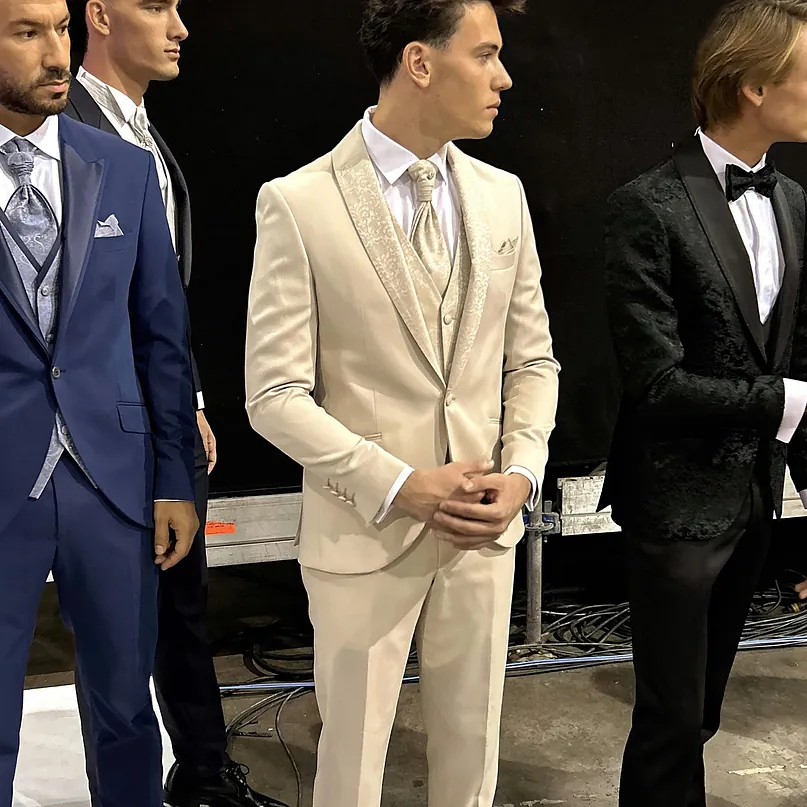 traje elegante color beige